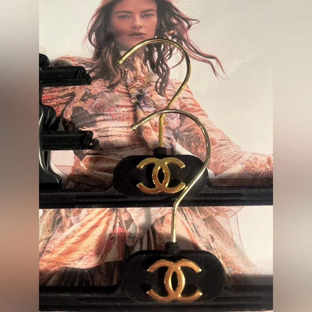CHANEL black Velvet Hangers with Gold Chanel Logo Hangers set of 6 🎩🎩🎩🎩🎩🎩🎩🎩🎩🎩🎩 - Picture 6 of 7